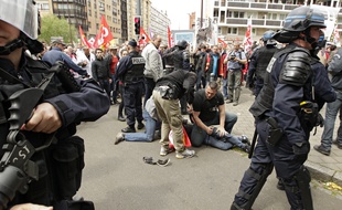 Un homme interpellé lors d'une manifestation contre la loi travail, à Lille, le 17 mai.