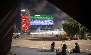 Le drapeau des Emirats arabes unis, sur la mairie de Tel Aviv en Israël le 13 août 2020.