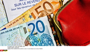 Porte-monnaie avec des billets en euros et avis d'impôt sur le revenu