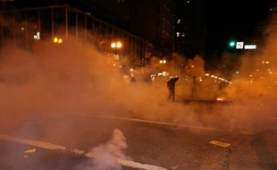 La police a fait usage de gaz lacrymogènes et de grenades assourdissantes tard mardi pour disperser des militants anti-Wall Street à Oakland (Californie), près de San Francisco, a rapporté un photographe de l'AFP.
