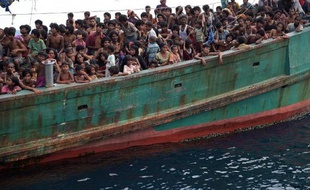 Des migrants rohinghas entassés sur un navire le 14 mai 2015 en mer d'Andaman