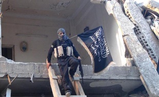 Un combattant du Front Al-Nosra, la branche syrienne d'Al-Qaïda, dans un bâtiment détruit du camp de réfugiés palestiniens de Yarmouk, au sud de Damas, le 22 septembre 2014