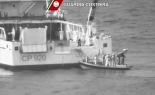Recherche de survivants en mer Méditerranée après le naufrage d'un bateau avec à bord des centaines de migrants, le 19 avril 2015.