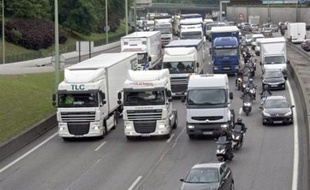 Les poids lourds pourraient un jour devoir payer des droits de péages spécifiques en Europe pour la pollution, le bruit ou les embouteillages qu'ils provoquent, si une proposition en ce sens de Bruxelles se concrétise.