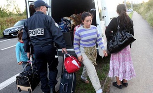 Certains acceptent de retourner dans leur pays d’origine en bénéficiant de l'aide au retour humanitaire (ARH) ou de l’aide au retour volontaire (ARV) proposé par le gouvernement.