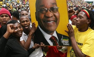 Jacob Zuma se présentait "pour la 38e fois devant la justice sur une période de 7 ans et demi", a relevé un porte-parole de l'ANC, Carl Niehaus sur la radio publique SABC, en estimant "peu probable qu'il ait un procès juste et équitable."