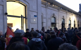 Confusion et échauffourées devant la Maison des syndicats en marge du meeting de la candidate RN Eleonore Revel.