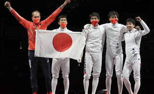 L'équipe du Japon a remporté une médaille d'or inattendue à l'épée par équipe messieurs, le 30 juillet 2021.