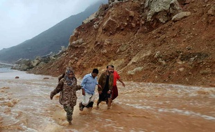 Une route totalement inondée après le passage du cyclone Mekunu, sur l'île yéménite de Socotra, le 24 mai 2018.
