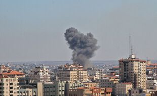Un nuage de fumée s'élève dans le ciel après une frappe israélienne sur un bâtiment de la ville de Gaza, le 18 mai 2021 - Illustration
