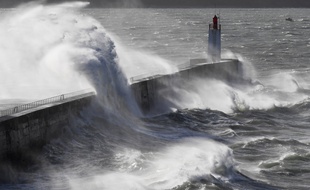 Illustration d'une tempête frappant Saint-Malo, en Ille-et-Vilaine.