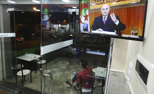 Allocution du président algérien Abdelmadjid Tebboune en février, suivie dans un restaurant d'Alger (illustration)