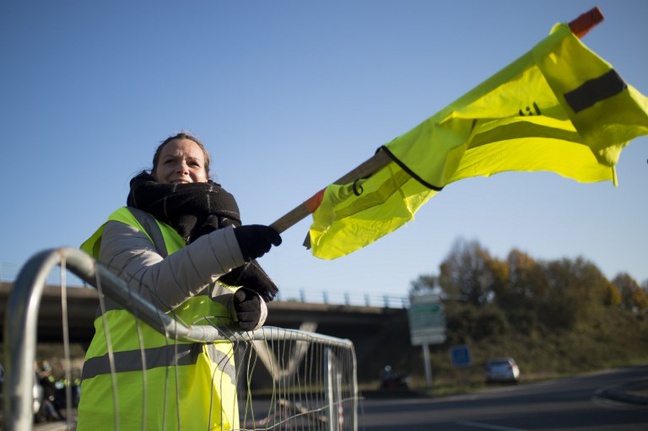 LES LUTTES EN FRANCE vers la restructuration politique (Gilets jaunes) : les débats continués 17 déc.- mars 2019 648x0