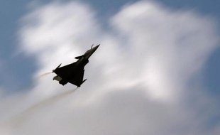 Le ministre français de la Défense, Jean-Yves Le Drian, a officialisé vendredi à Mérignac (Gironde) le contrat passé par l'Etat à Dassault Aviation, d'une valeur estimée à un milliard d'euros, pour faire évoluer l'avion de combat Rafale.