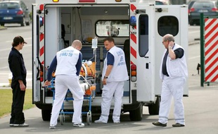 Des ambulanciers emportent un blessé dans une ambulance du SAMU près de l'hôpital Jeanne de Flandre, le 17 Juin 2011 à Lille