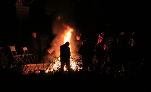 Des gens du voyage lors d'une veillée mortuaire dans un camp à Moirans, le 21 octobre 2015.
