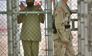 Quatre Britanniques qui ont été détenus pendant plus de deux ans à Guantanamo ont déposé une requête devant la Cour suprême des Etats-Unis pour qu'elle se prononce sur le "droit des détenus à ne pas être torturés", selon des documents obtenus lundi.