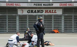 Des policiers et des secouristes participent à une simulation d'attentat devant le stade Pierre Mauroy à Lille le 21 avril 2016