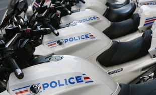 Un motard de la préfecture de police qui escortait le convoi de la ministre de l'Apprentissage Nadine Morano a renversé un piéton vendredi à Paris, un jeune homme qui a été hospitalisé mais dont les jours ne sont pas en danger, selon le Canard enchaîné à paraître mercredi.