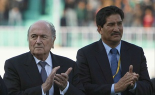 Le président de la Fifa Sepp Blatter et celui de la Fédération népalaise, Ganesh Thap, lors d'une cérémonie à Katmandou, le 8 mars 2012.