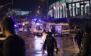Des services de secours et des ambulances près du stade du Besiktas à Istanbul après un attentat, le 10 décembre 2016.