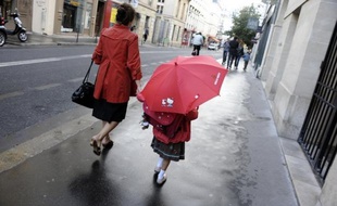 La pauvreté frappe plus les femmes que les hommes, surtout lorsqu'elles sont seules avec des enfants et cumulent emplois précaires, difficultés d'accès au logement et aux soins, s'alarme un rapport du Conseil économique, social et environnemental (CESE) publié mardi.