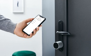 La serrure intelligente de Netatmo se déverrouille depuis un smartphone ou des clés physiques.
