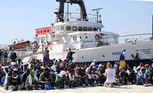 Des migrants arrivés par bateau en Sicile, au sud de l'Italie le 9 mai 2015.