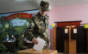 Un militaire vote à Minsk en Biélorussie, le 9 août 2020.