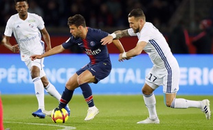 Juan Bernat, et Anthony Goncalves lors du match de Ligue 1 PSG-Strasbourg, le 7 avil 2019 à Paris.
