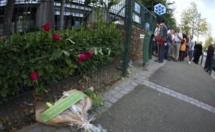 L'immolation par le feu d'un allocataire du RSA, auquel un hommage a été rendu jeudi par des associations de chômeurs, soulève avec violence la question de la prise en charge de la détresse psychologique des précaires et des demandeurs d'emploi en fin de droits, de plus en plus nombreux.
