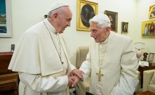 Le pape François et Benoît XVI au Vatican, en décembre 2018.