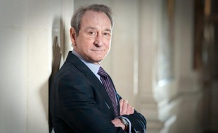 La décision du maire de Paris Bertrand Delanoë (PS) de réclamer à la préfecture de police 100.000 euros pour la remise en état des pelouses du Champ-de-Mars, point de ralliement dimanche de la "Manif pour tous" des opposants au mariage homosexuel, lui a attiré de sévères critiques de l'UMP mercredi.