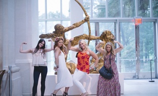Des participantes au "Badass bitches tour" posent au Metropolitan Museum of Art de New York, devant une sculpture d'Antoine Bourdelle.