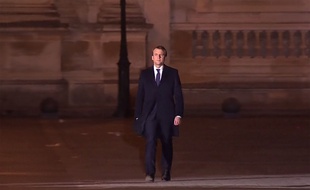 Emmanuel Macron se dirige vers l'esplanade du Louvre, le 7 mai 2017.