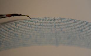 Un sismographe. (illustration)