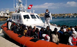 Des migrants arrivant dans le port de Lampedusa sur un bateau de sauvetage le 5 avril 2015