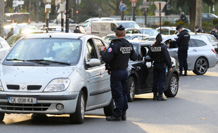 Contrôle de police et du respect des mesures sanitaires dans Paris, illustration.