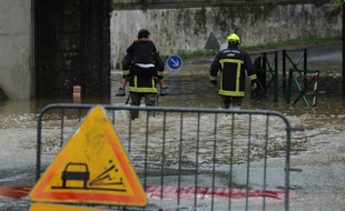 Deux pompiers intreviennent pour venir en aide à une personne à Meung-sur-Loire près d'Orléans (Loiret), le 31 mai 2016