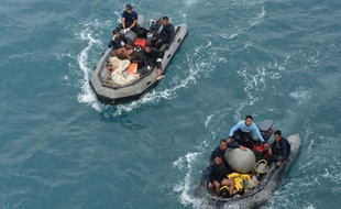 Des plongeurs d'élite de la marine indonésienne à la recherche, le 8 janvier 2015, de nouveaux débris de l'avion d'Air Asia qui s'est abimé en mer le 28 décembre