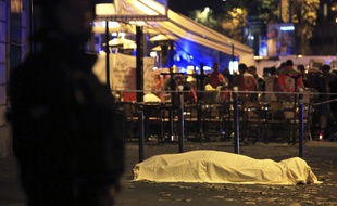 Un corps gît près du Bataclan le 13 novembre 2015.