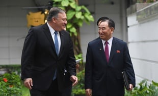 Mike Pompeo et Kim Yong-chol au sommet d'Hanoï, le 28 février 2019.
