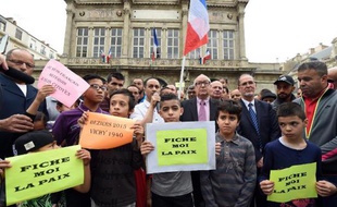 Des personnes manifestent contre le maire de Béziers Robert Ménard le 8 mai 2015 devant la mairie de la ville