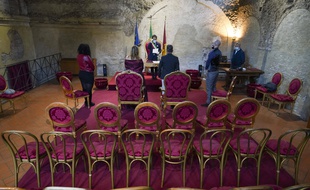Un mariage en très petit comité à Rome, le 11 avril, en raison de l'épidémie de nouveau coronavirus.