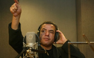 Cheb Mami en séance d'enregistrement dans le studio La Rose au Caire en 2006.