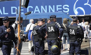 Des policiers surveillent les abords du palais des festivals à Cannes le 21mai 2010.