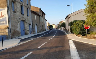A Montady, la route ne s'éclaire que lorsqu'une voiture ou un piéton approche.