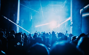 Le Cabaret Aléatoire s'est imposé comme l'un des lieux incontournables de la nuit marseillaise.
