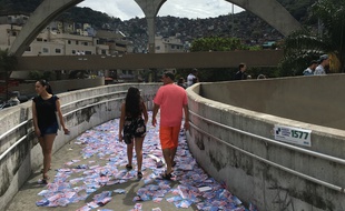 Des électeurs à Rocinha, la plus grande favela de Rio de Janeiro, le 7 octobre 2018