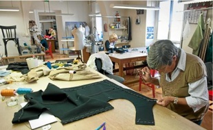 Environ 30 personnes s'occupent des costumes à l'Opéra de Bordeaux (en haut). L'atelier menuiserie prépare un des éléments de décor, sans plans (au milieu). Le sculpteur s'appuie sur une maquette pour concevoir les statues.